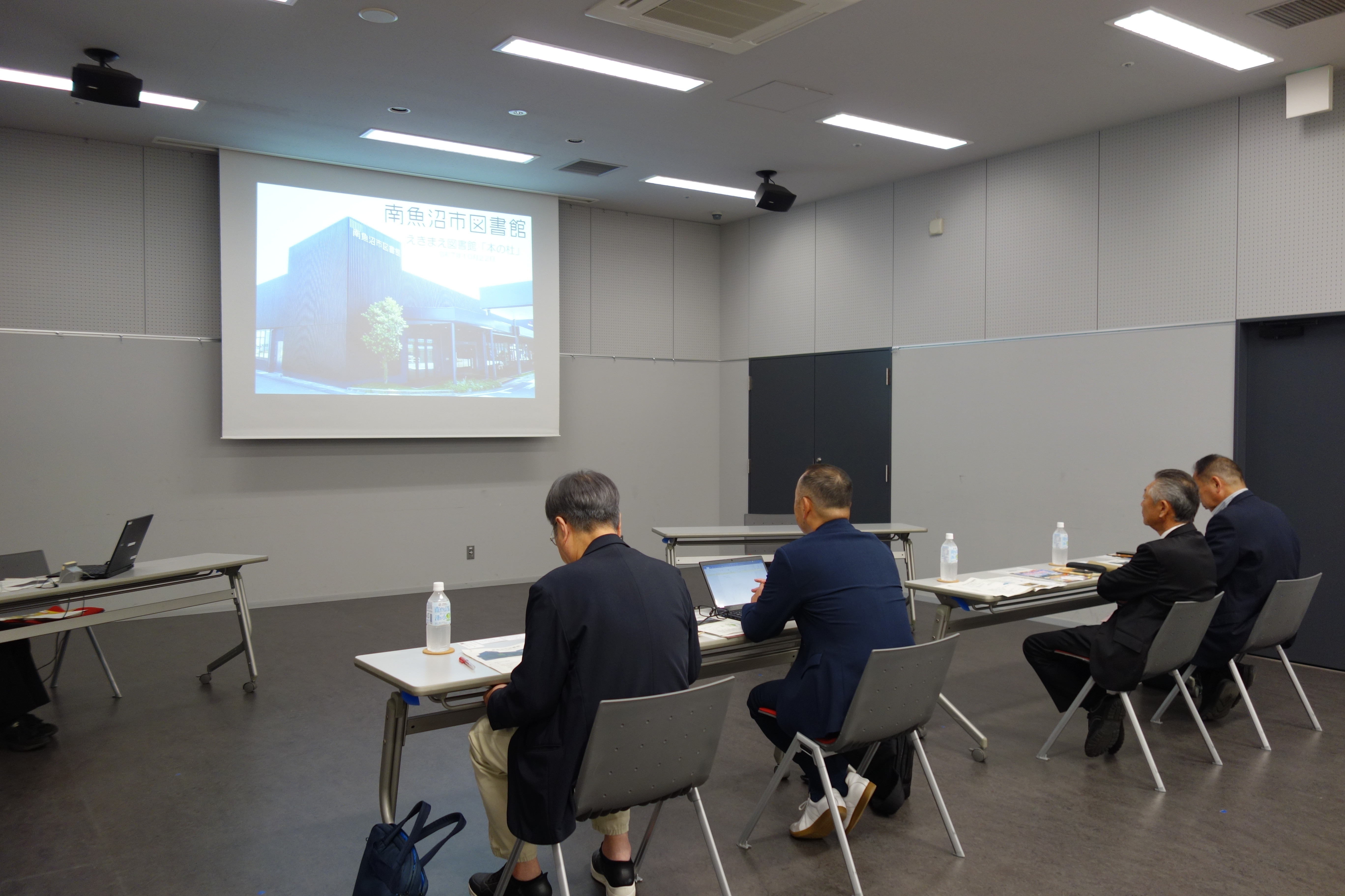 説明を受ける鈴鹿市議会議員のみなさん