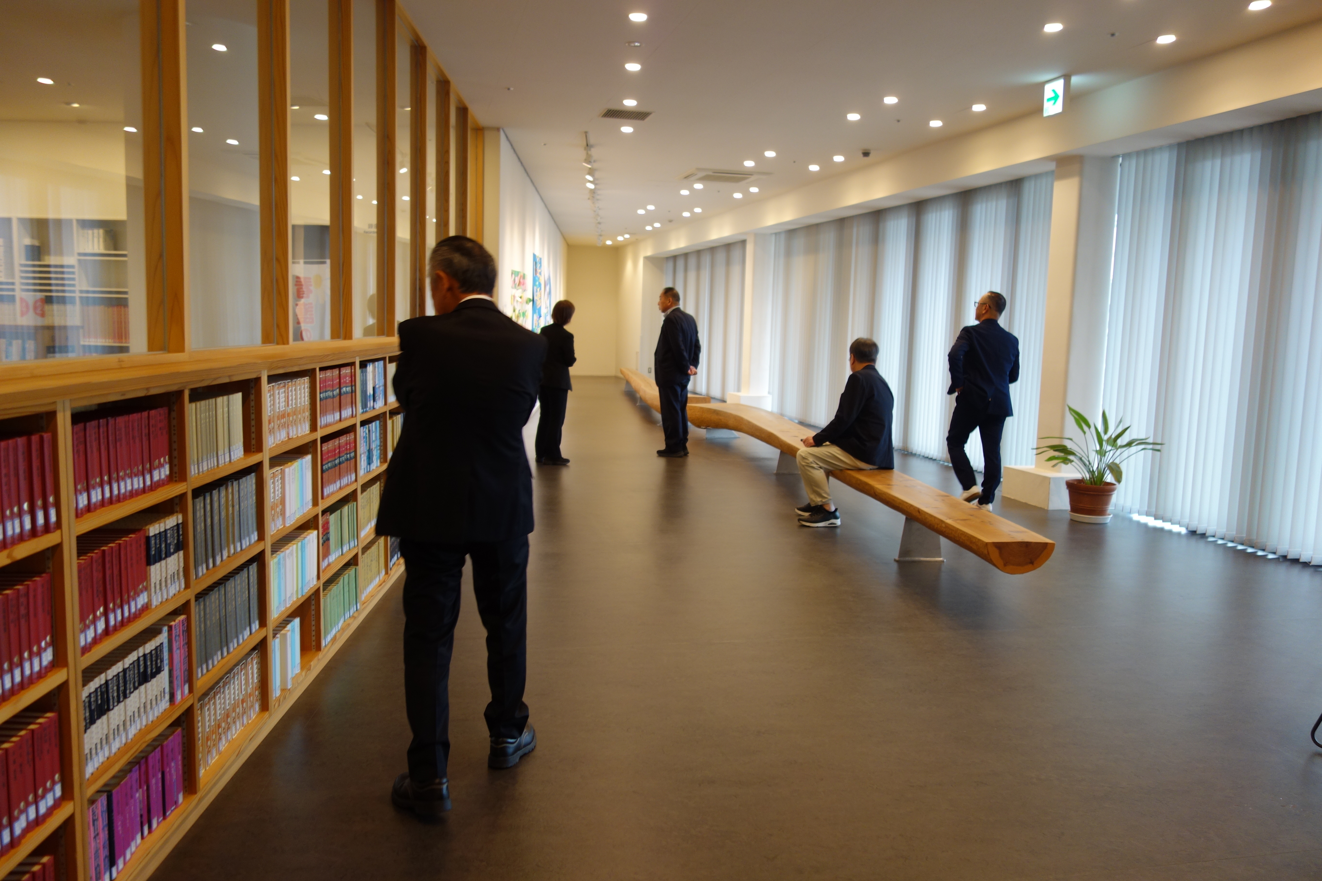 南魚沼市図書館を視察する様子