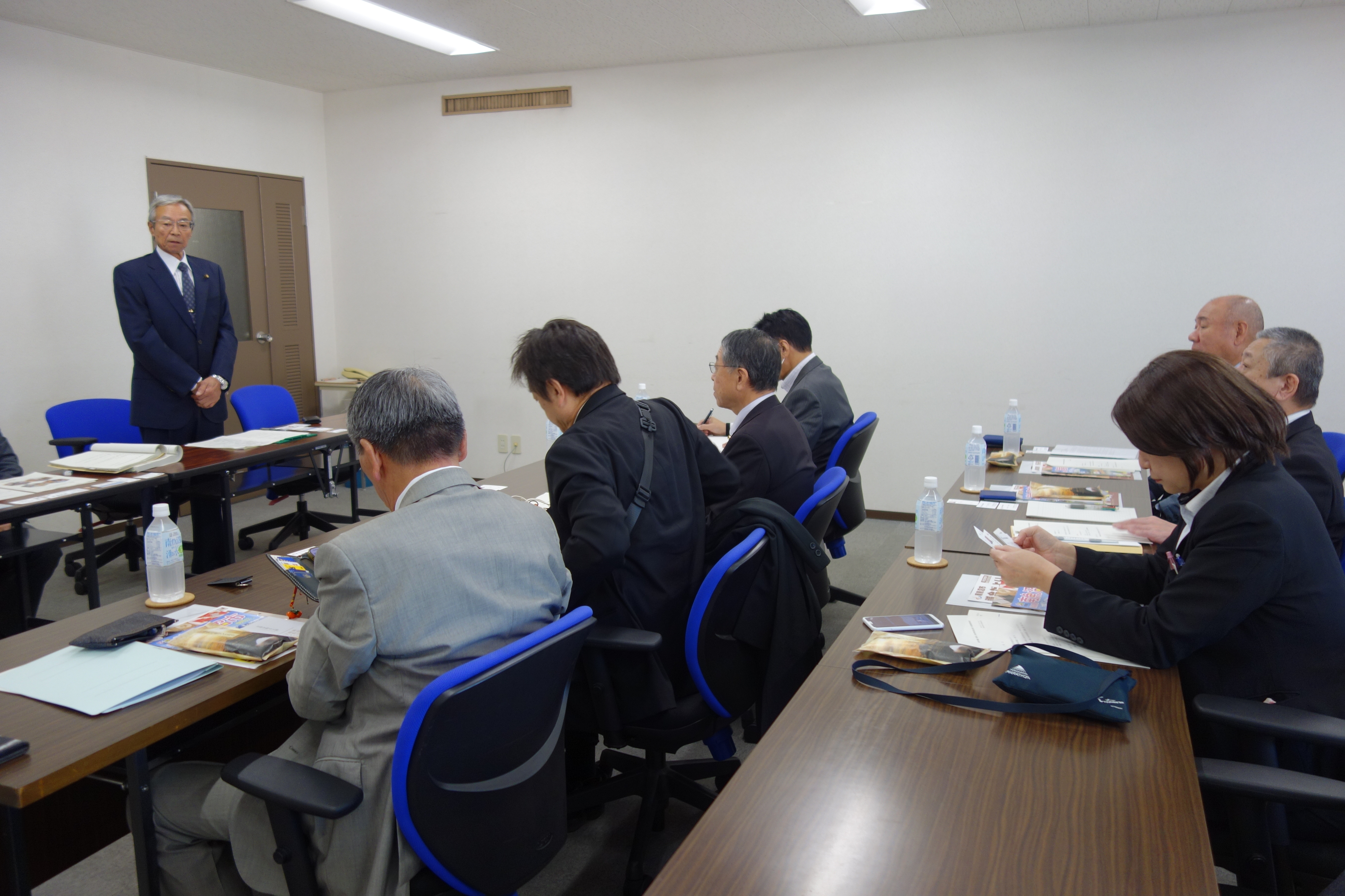 説明を受ける魚津市議会議員のみなさん