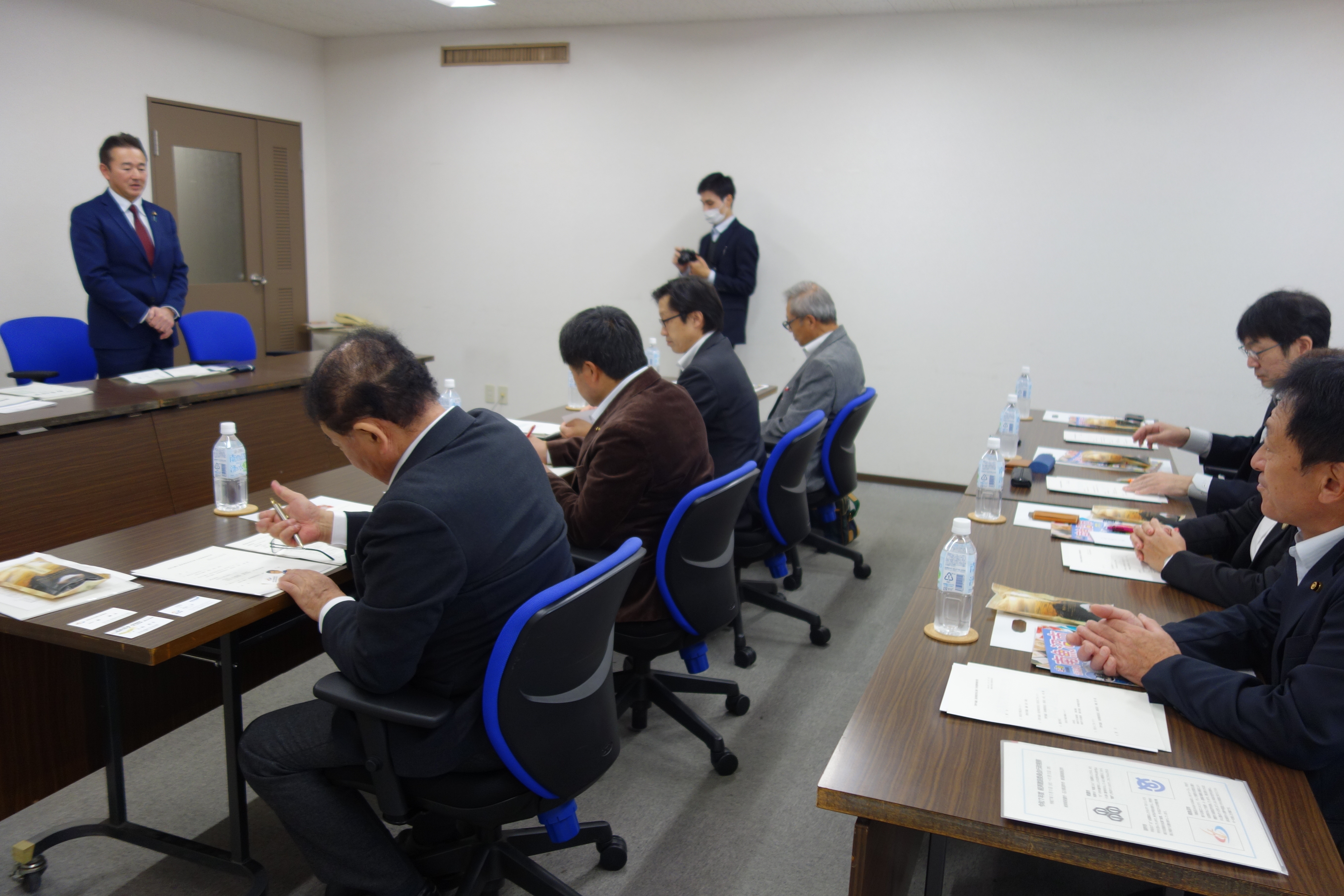 説明を受ける茅野市議会議員のみなさん