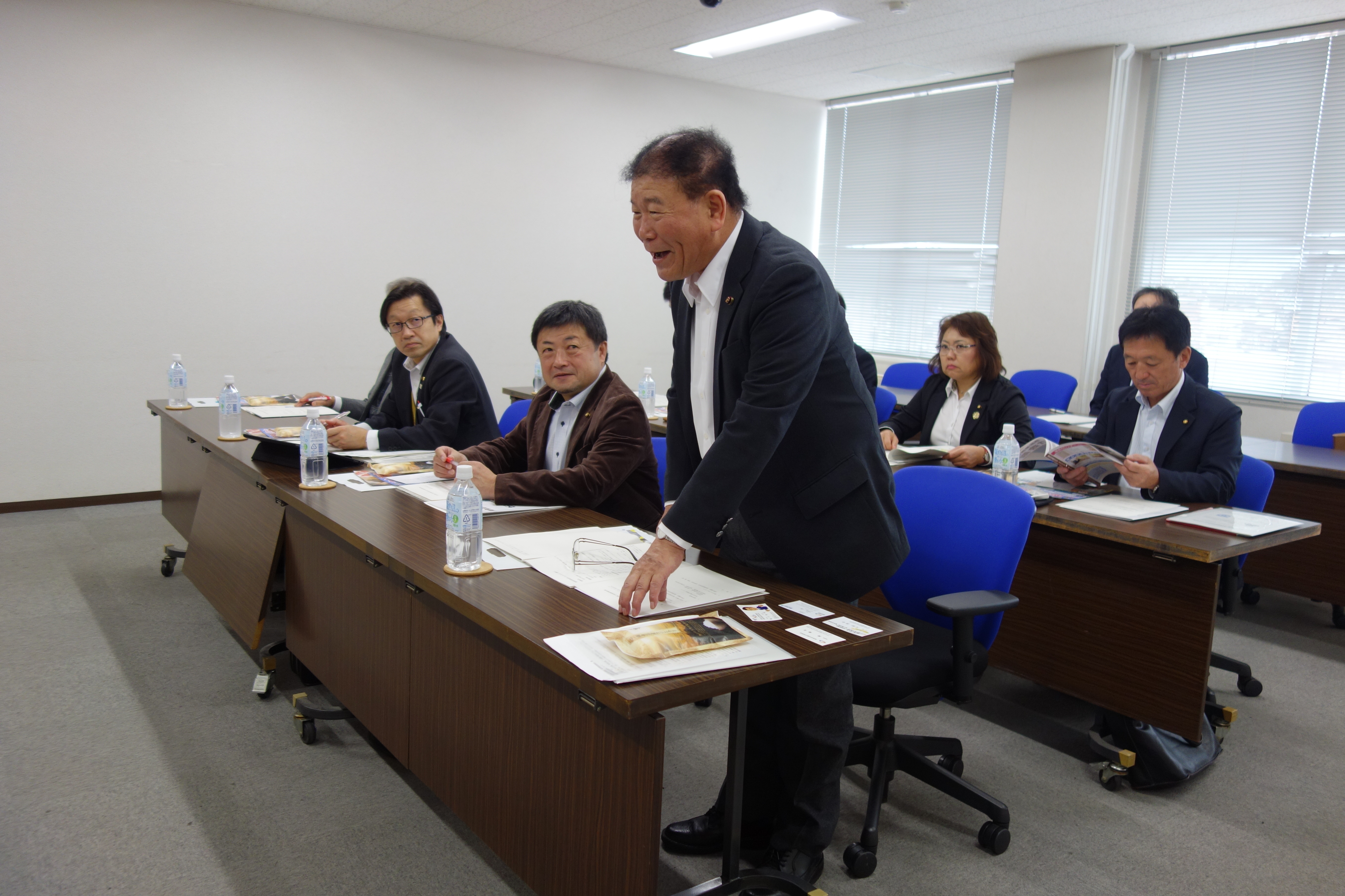 発言をする茅野市議会議員