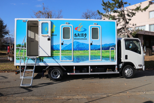 トラック右面のラッピングは青々とした田んぼと山の写真