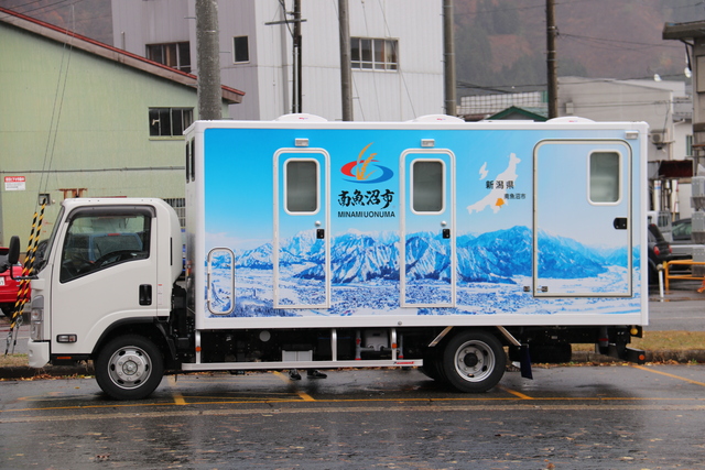 トラックの左面ラッピングは南魚沼市の山々の写真