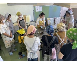 作り方を教える様子