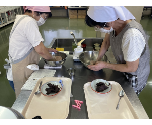 笹団子をつくる参加者