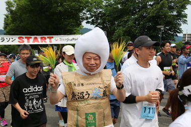 お米のコスプレをしているランナー