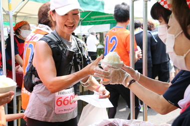 大盛りのご飯を受け取る女性
