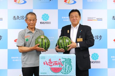 八色西瓜生産組合の上村組合長と林市長