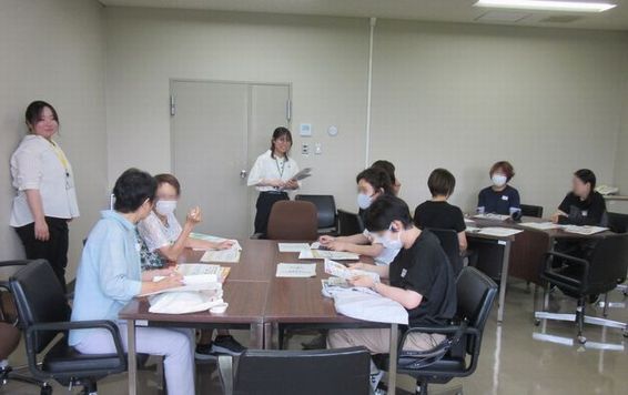 第2回南魚沼市健康推進員研修会の様子です。地区懇談会で自分たちが住む地域の健康について考えていただいています。