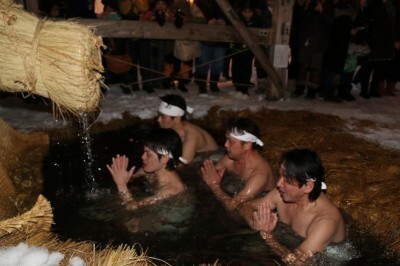 うがいばちで水行をしている様子