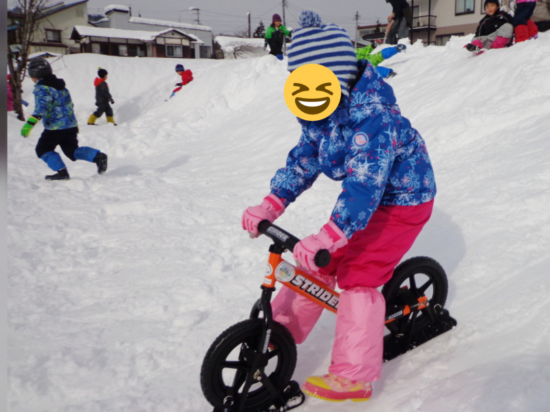 ストライダーで遊ぶ子どもたち