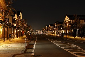 七夕飾りとライトアップの様子
