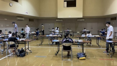 真剣にロボットを作る子どもたち