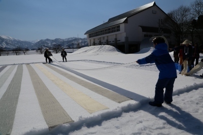 雪晒し体験をする小学生