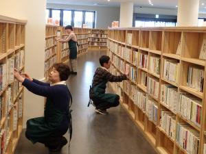 （写真）書架整理ボランティア作業風景