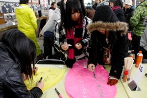 コムローイに希望を書く子どもたち