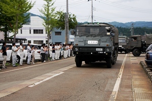 自衛隊に感謝の拍手