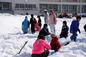 協力して雪を詰めました