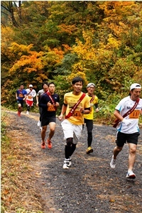 紅葉の中を走る選手たち