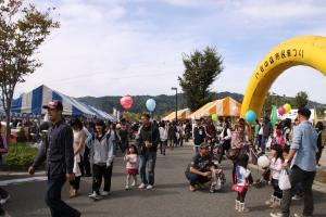 八色の森市民まつり入口