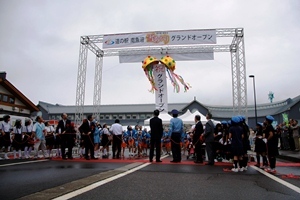 道の駅 オープニングくす玉わり