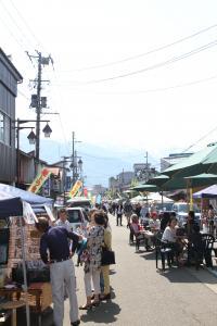 軽トラ市(JR塩沢駅前付近)の様子です