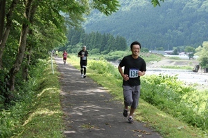 川からの涼しい風を感じながら走る選手