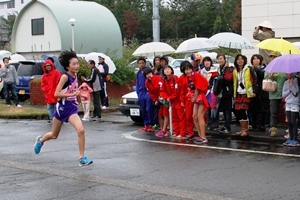 女子優勝の塩沢中学校女子