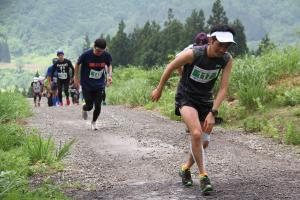 坂道を登りきる参加者たち