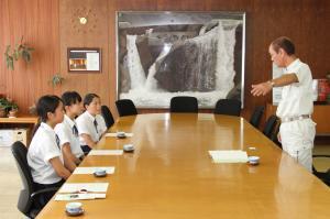 写真部の笹岡さん、押木さん、南雲さんを激励する井口市長