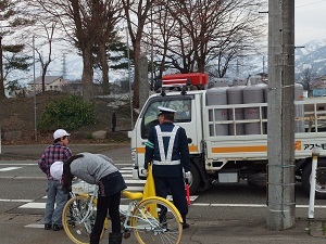 （写真）トラックが通るのを待つ生徒