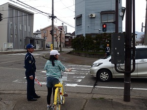 （写真）横断歩道を待つ生徒