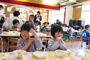 おにぎりを食べる園児1