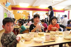 おにぎりを食べる園児2