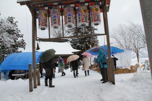 一宮神社の鳥居と来客者