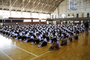 小野塚選手の話しを聞く小・中学生たち