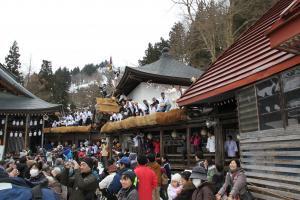 屋根から福餅を撒く福餅撒与の様子