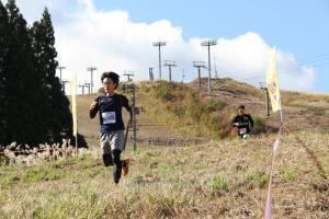 石打丸山スキー場を駆け下りる選手