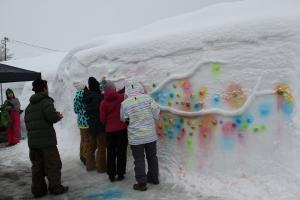 雪壁アートの様子