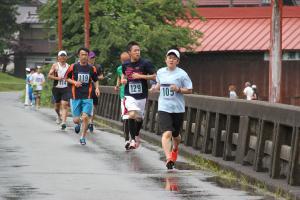 滝谷橋を走る参加者たち