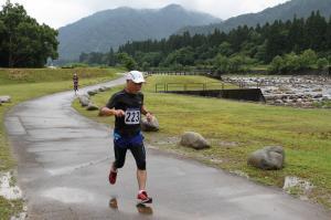 登川の脇を駆け抜ける参加者たち