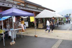 雨のなか道の駅南魚沼に来場する人たち