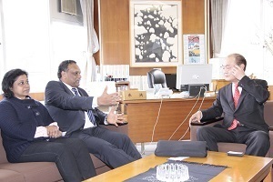 インド・ケララ州主席次官クリアンさんと井口市長の会談の様子