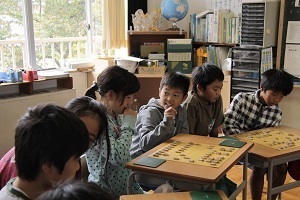 真剣に対局する子どもたちの様子