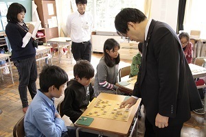 真剣に対局する子どもたちの様子2