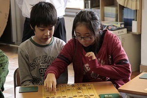 真剣に対局する子どもたちの様子3