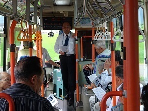 バス車内で説明を受ける様子