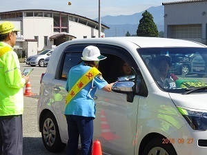 ドライバーに呼びかけの様子