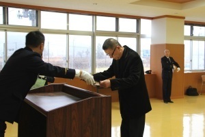 阿部消防長から感謝状を受け取る小野塚さん