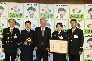 阿部さんと市長らで記念撮影